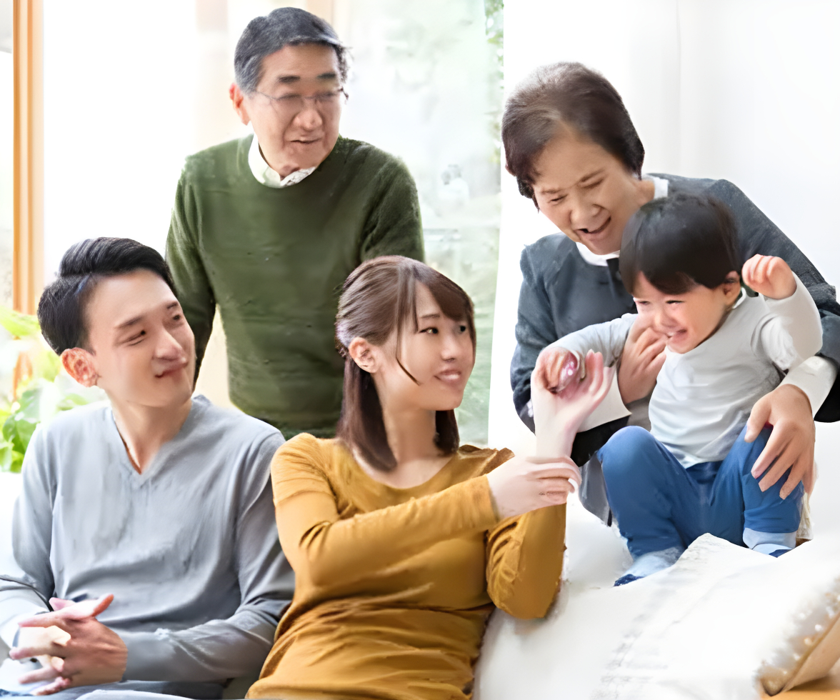 家族がリビングで団らんしている様子
